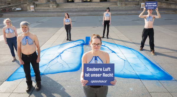 "Saubere Luft ist unser Recht" fordern Greenpeace-Aktivisten mit Plakaten und aufgemalten Lungen vorm Bundesverwaltungsgericht in Leipzig.