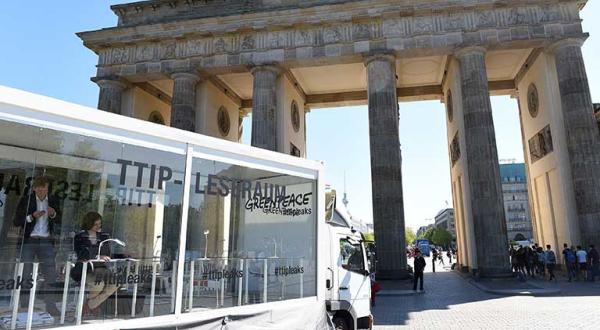 In unmittelbarer Nähe zum Reichstag stellten Greenpeace-Aktivisten am Vormittag einen gläsernen Leseraum auf, in dem die nun veröffentlichten Verhandlungstexte für jedermann einsehbar sind