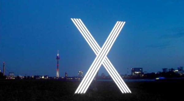 In Düsseldorf leuchtet ein X gegen den Castortransport nach Gorleben. 