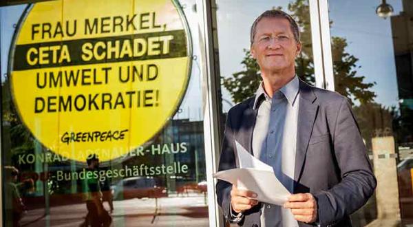 Greenpeace-Aktivisten protestieren  im September 2016 vor der CDU-Parteizentrale in Berlin gegen CETA, das umstrittene Handelsabkommen mit Kanada. Rechts im Bild Christoph von Lieven.