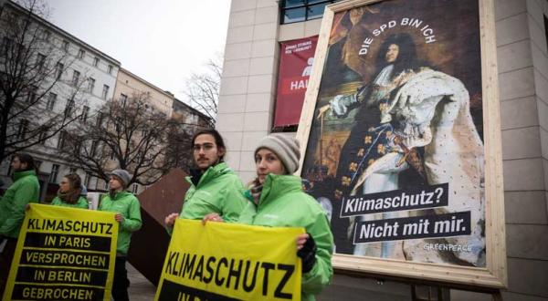 11. November 2016: Greenpeace-Aktivisten protestieren mit einer großen Plakataktion gegen Sigmar Gabriels Blockade des Klimaschutzplans 2050