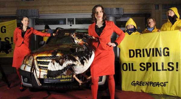 Aktivisten in Brüssel machen auf Ölverschwendung aufmerksam. Oktober 2010