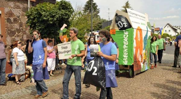 Greenpeace-Gruppe Marburg protestiert auf dem Hessentag gegen das Kohlekraftwerk Staudinger, Juni 2009
