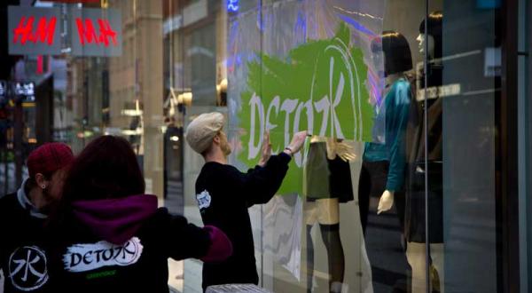 Greenpeace-Aktivisten kleben Banner auf H&M Schaufenster im September 2011