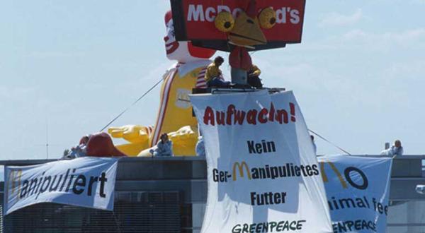 Greenpeace-Aktivisten protestieren bei McDonalds: "Aufwachen, kein manipuliertes futter", August 2000