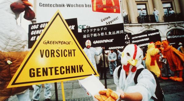 Greenpeace-Aktivisten protestieren gegen Gentechnik in Fast Food von McDonald's, 19. Juli 2000