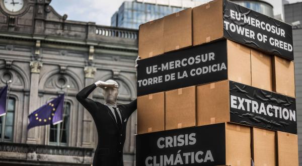 Demo vor dem EU-Parlament mit einem Turm aus Pappkartons 