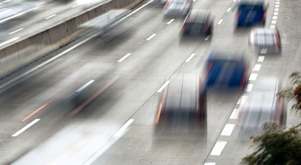 Autobahn mit schnell fahrenden Autos