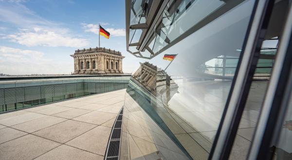 Seitenansicht des Bundestages, im Hintergrund das Reichstagsgebäude