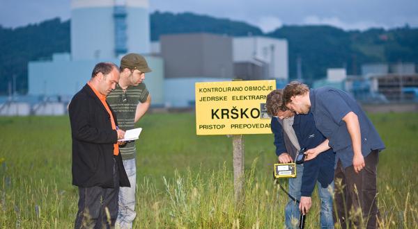 05.06.2008, Krsko , Slovenia - Greenpeace Nuklear-Experten messen Radioaktivität am Atomkraftwerk Krsko an der slowenisch-kroatischen Grenze.
