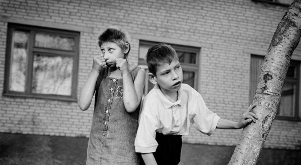 August 2005: Natascha (12) und Vadim Kuleschow (8) aus Wesnowo wurden nach Tschernobyl mit Behinderungen geboren