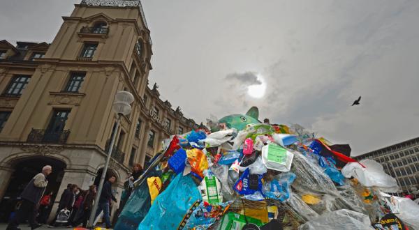 Müllberg aus Verpackungsmüll in Münchner Innenstadt
