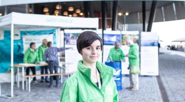 Greenpeace-Ehrenamtliche vor dem Ozeaneum in Stralsund
