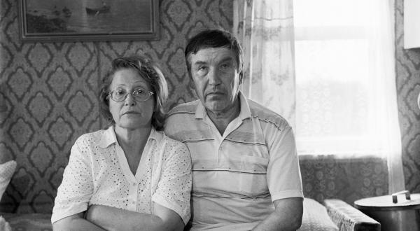 Alexander und Walentina. Walentina erholt sich vom Brustkrebs. Ihre Enkelin ist mit zerebraler Kinderlähmung geboren worden. Viele Freunde und Verwandte sind krank geworden oder gestorben.