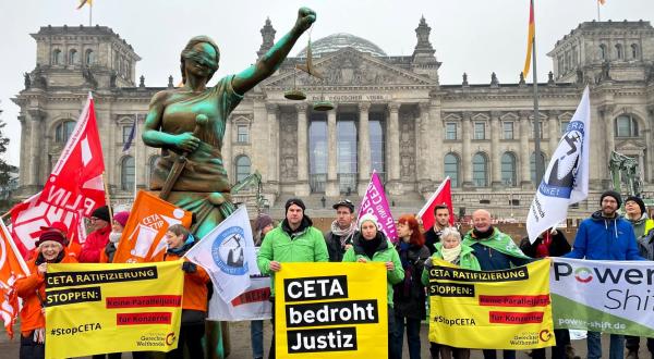 Greenpeace demonstriert vorm Bundestag gegen CETA