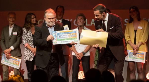 Greenpeace-Chef Roland Hipp und Kai Pflaume bei Postcode Lotterie Veranstaltung