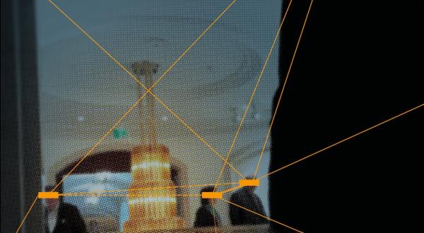 Personen am Tag der Familienunternehmer 2025 im Hotel Adlon, mittig ein goldener Kronleuchter