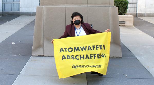 Setsuko Thurlow protestiert vor der UN gegen Atomwaffen