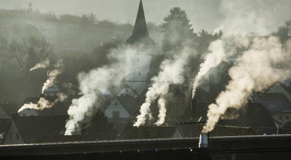 Rauch aus Häuserkaminen - Symbolbild für: Die Heizkosten sind 2021 explodiert