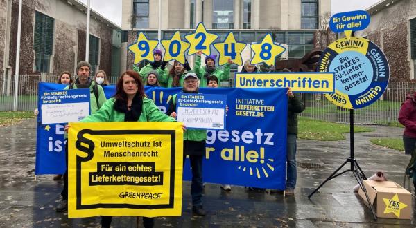 Aktivist:innen vorm Bundeskanzleramt