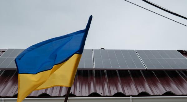 Ukrainische Flagge vor Solardach