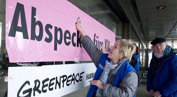 Aktivisten vor einem Mercedes-Händler in Hamburg: "Abspecken fürs Klima" 03/14/2009