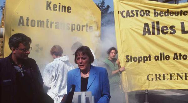 Protest-Aktion gegen Castor-Transporte vor der Einfahrt zum Umeltministerium in Bonn, im Internview Umweltministerin Merkel, 1998