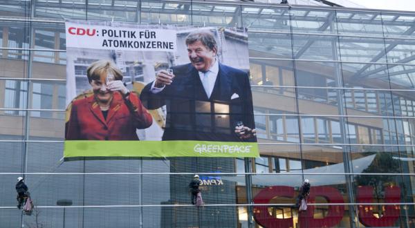 Merkel-Banner an der CDU-Parteizentrale in Berlin