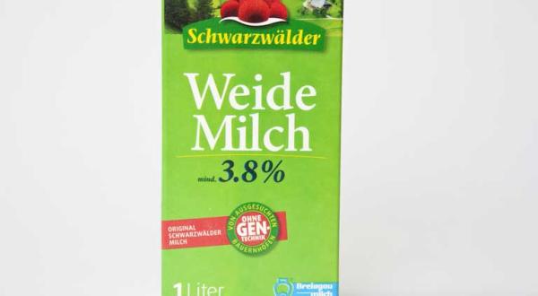 Schwarzwaelder Weidemilch mit Siegel: "Ohne Gentechnik".