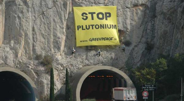 5 Greenpeace-Aktivisten klettern auf die Felsen über dem Mirabeau Tunnel, Oktober 2004