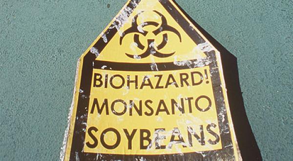 Warnschild auf einer Ladung Gen-Soja aus dem Hause Monsanto.