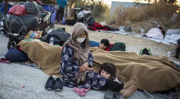 Frau mit Kindern beim Flüchtlingslager Moria