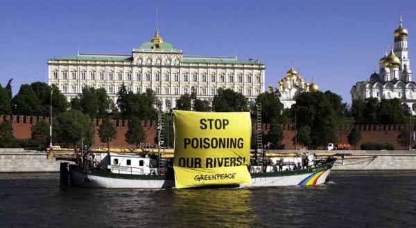 Protest vor HELCOM Treffen in Moskau gegen Schadstoffe in Flüssen im Juni 2010