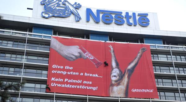 Protest gegen Palmöl vor der Nestlé-Zentrale in Frankfurt 04/15/2010