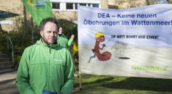 Greenpeace-Aktivist bei DEA-Protest in Neumünster