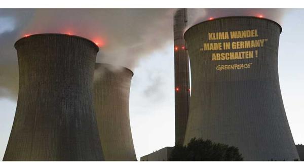 Greenpeace Projektion auf den Kühlturm des Braunkohlekraftwerks Neurath, Juli 2005
