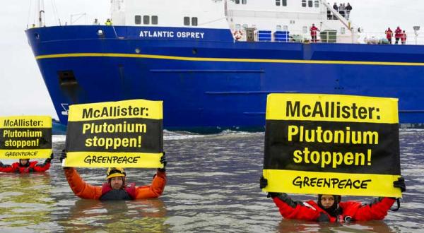 Greenpeace-Aktivisten protestieren in Nordenham 11/18/2012