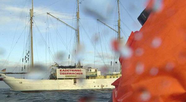 Greenpeace-Aktivisten beobachten Öl-Tanker in der Kadetrinne / Ostsee, Dezember 2002