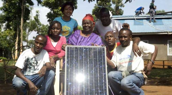 Renewable Energy Workshop installiert Solaranlage bei Obamas Oma, August 2009