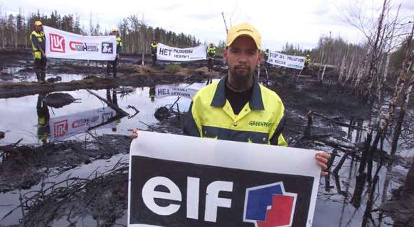 Greenpeace-Aktivisten protestieren mit Namensbannern der großen Ölfirmen gegen Ölverschmutzung in Sibirien, August 2008 