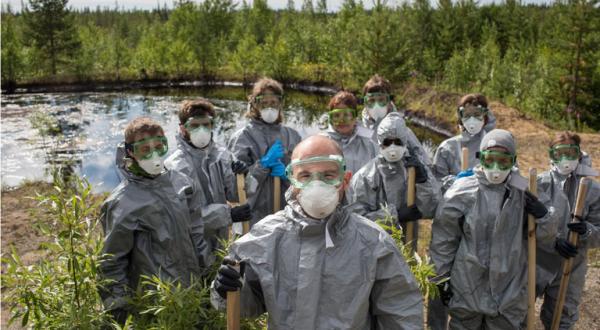 Greenpeace-Aktivisten beseitigen die Folge von Ölunfällen in Russland in der Komi-Region