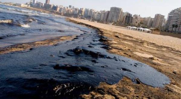 Öl am Strand von Beirut