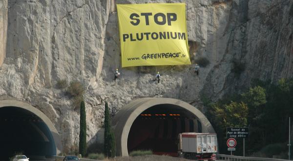 Protest gegen Plutonium-Transport in die Cadarache Atomfabrik am Mirabeau Tunnel, Juli 2004