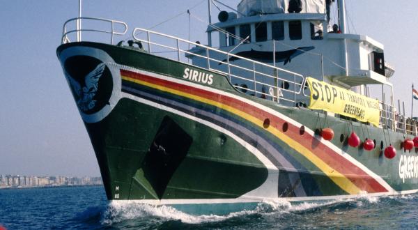 Die Sirius auf Protestfahrt gegen einen Atomtransport per Schiff, 1988