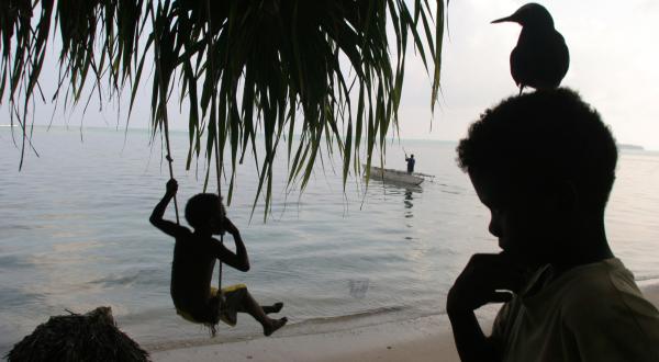 Kinder spielen am Strand der Carteret-Hauptinsel Han. Der steigende Meeresspiegel lässt die Carterets, die zu Papua-Neuguinea gehören, versinken. 