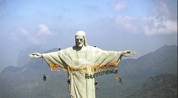 Protest gegen Weltgipfel: Greenpeace-Aktivisten hängen ein Banner “RIO 10 = 2nd CHANCE?” an die "Christ the Redeemer"-Statue in Rio de Janeiro, 2002.