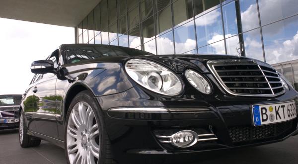 Mercedes parkt vor einem Gebäude