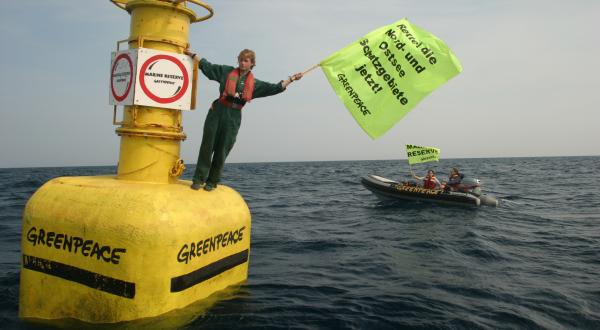 Das Greenpeace-Flagschiff Esperanza markiert in der Nordsee ein grossflächiges Schutzgebiet, Mai 2004