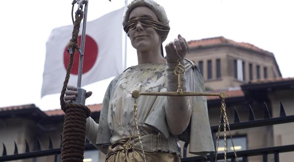 Justitia ist in Japan blind, Aktion vor der japanischen Botschaft in Den Haag, August 2008