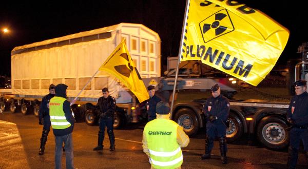Greenpeace-Aktivisten an der Strecke zwischen La Hague und Cherbourg gegen Plutoniumtransport, März 2009